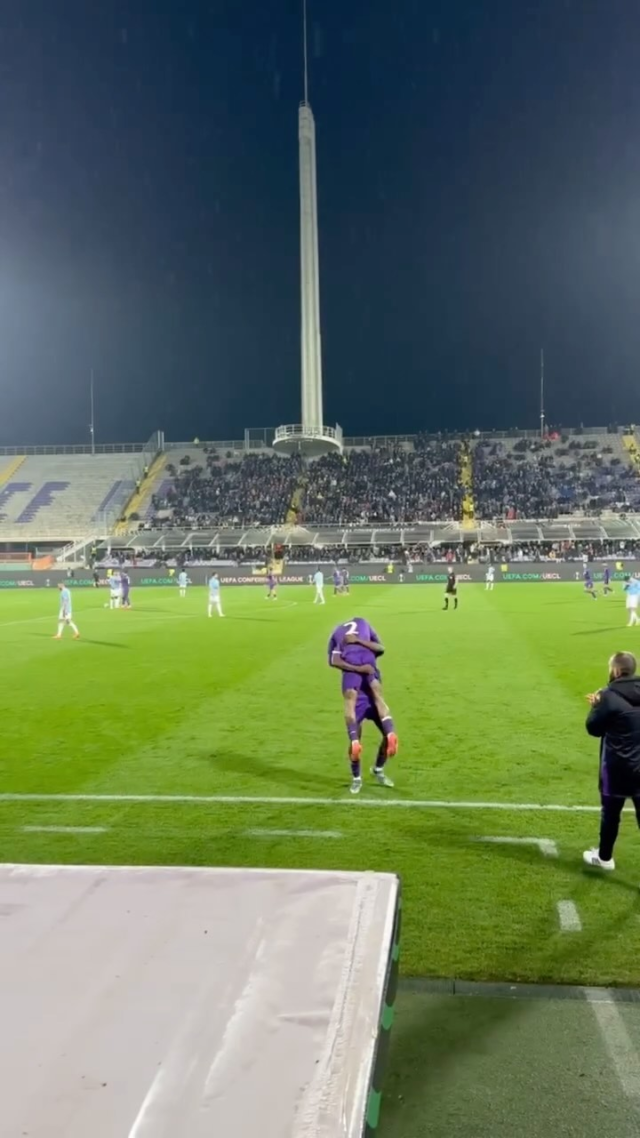 fratellanza
/fra·tel·làn·za/

“Duraturo sentimento reciproco d’affetto e di benevolenza; meno com., il vincolo naturale e spirituale che sussiste tra fratelli”.

QUANTO SIETE BELLI, @mike_kayo_ @dodo98 !💜⚜️

📹: @auroraalbertoni 

#acf #fiorentina #kayode #dodo #brotherhood #forzaviola #acffiorentina #brasil #reels #avantiviola #forzaviola💜